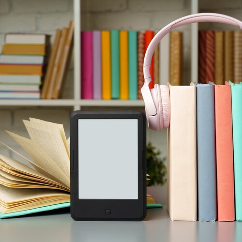 Ein Buch, ein E-Reader und 3 Bücher gehalten von einem Kopfhörer Header_Unsere_Angebote.jpg